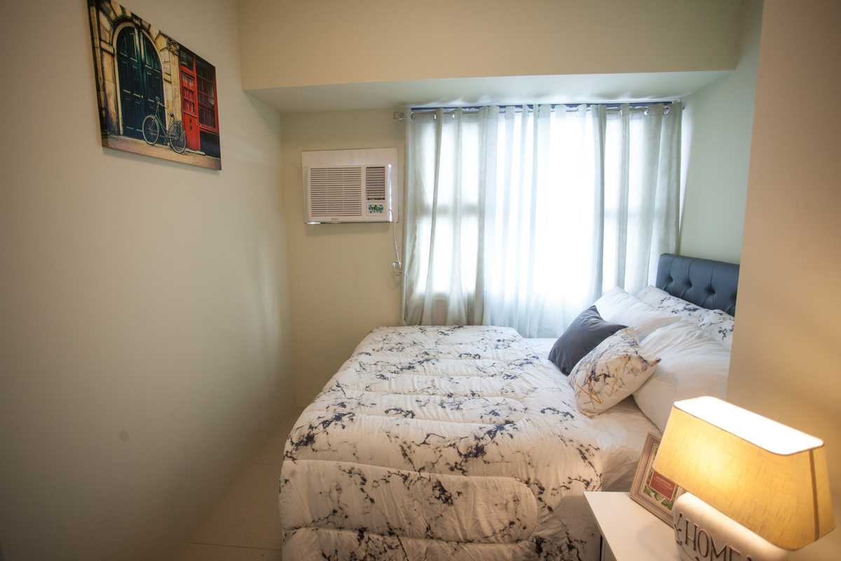 Second bedroom with double bed, wardrobe, and sea views